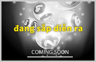 Sân tennis với vợt và bóng